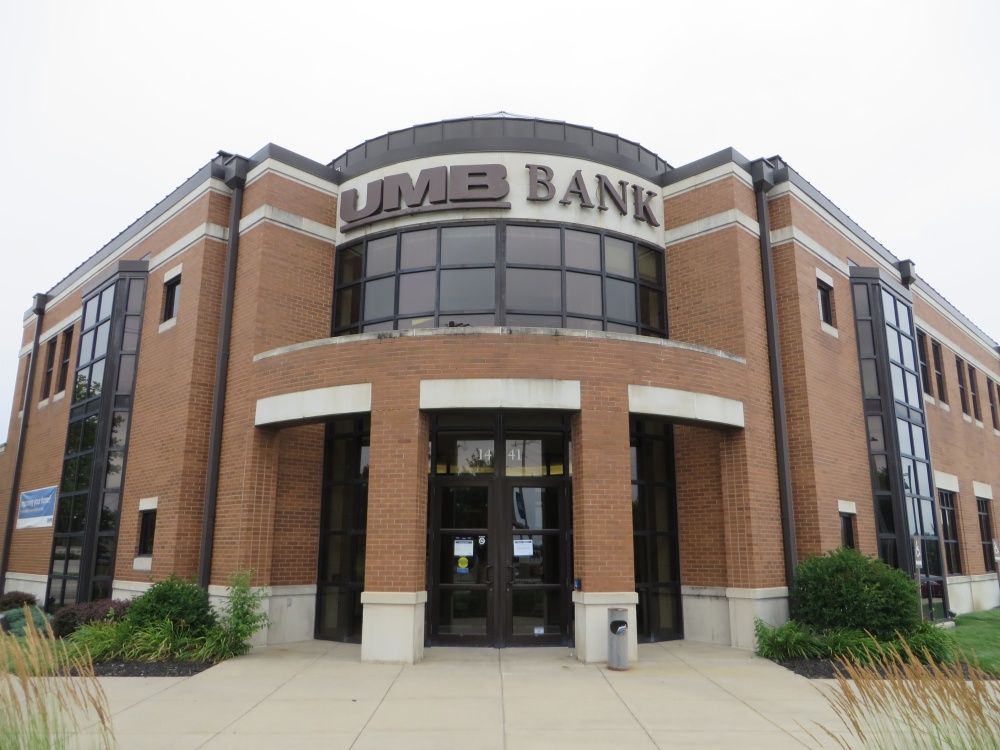 UMB Bank (with drive-thru services) 01