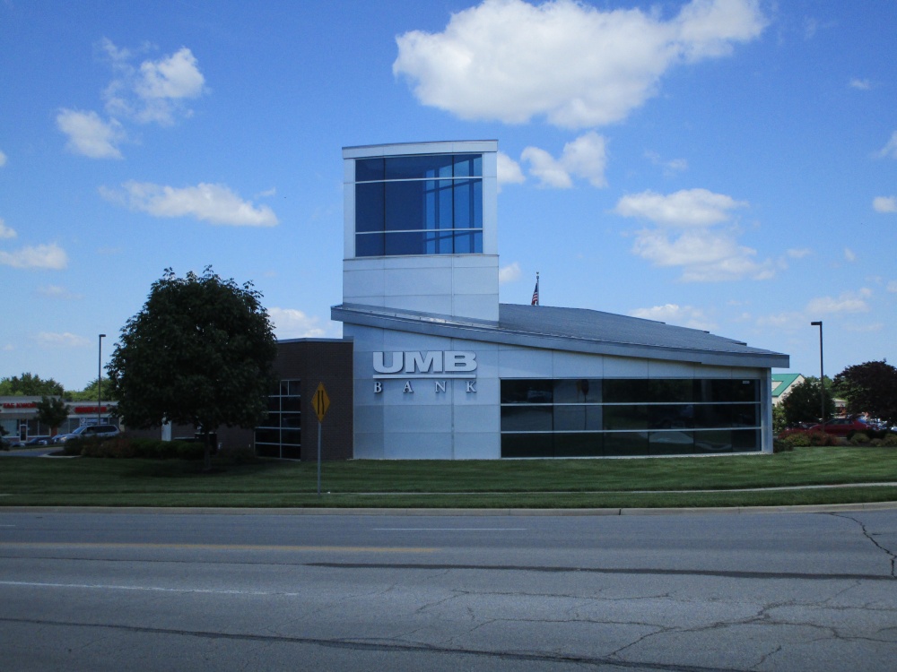 UMB Bank (with drive-thru services) 01