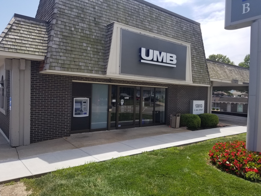 UMB Bank (with drive-thru services) 01