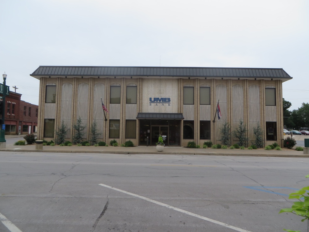 UMB Bank (with drive-thru services) 01