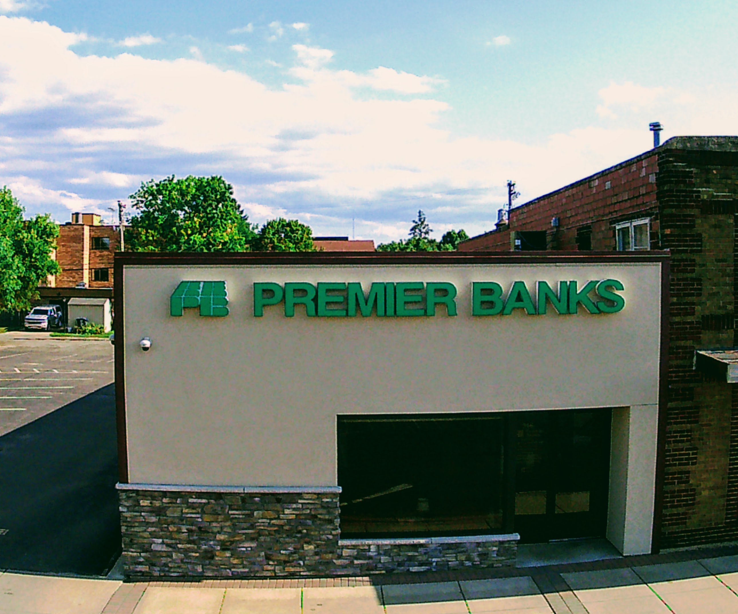 Premier Bank Farmington 01