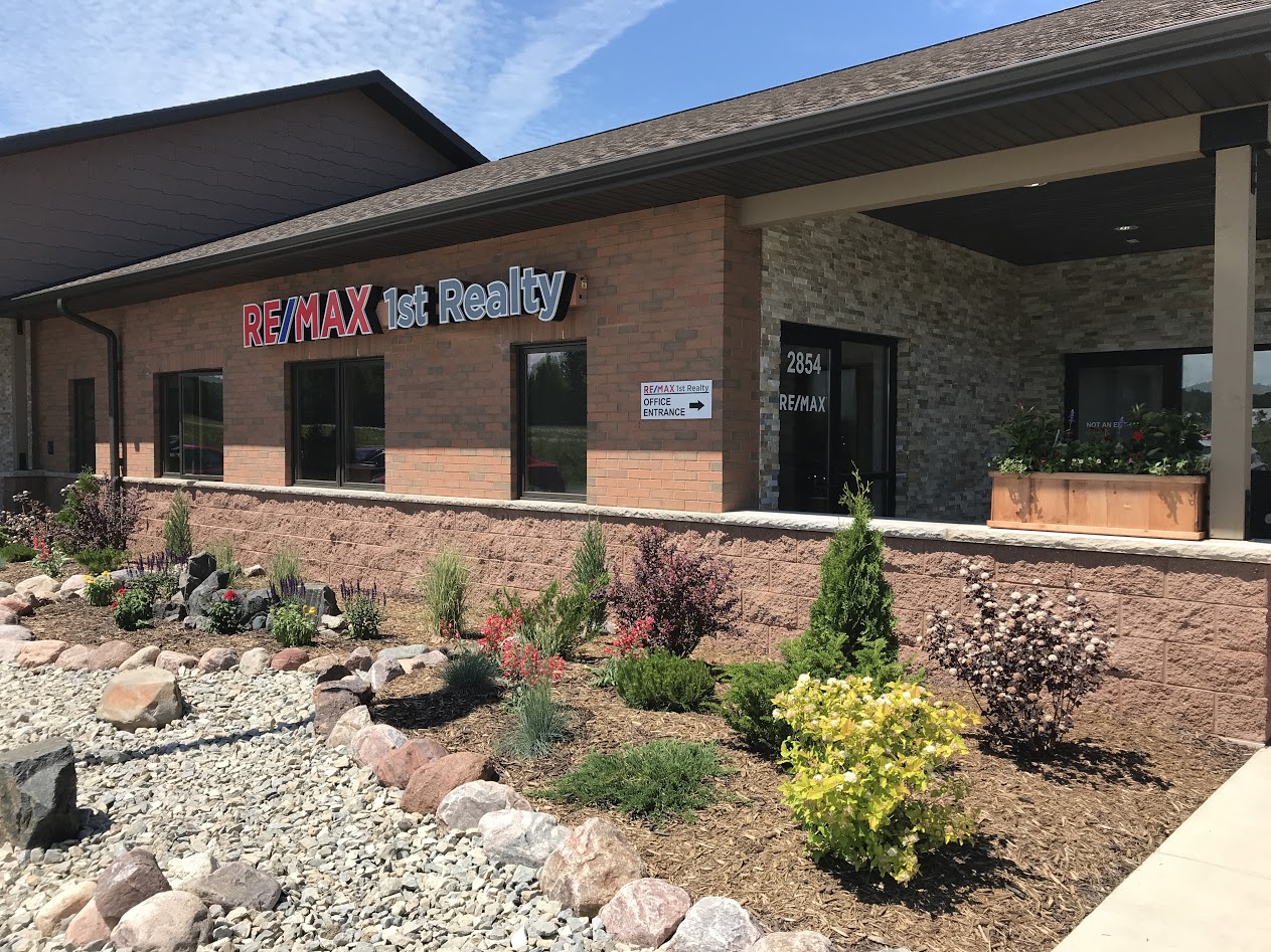 RE/MAX 1st Realty 01