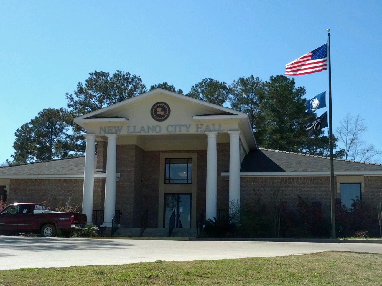 New Llano City Hall 01