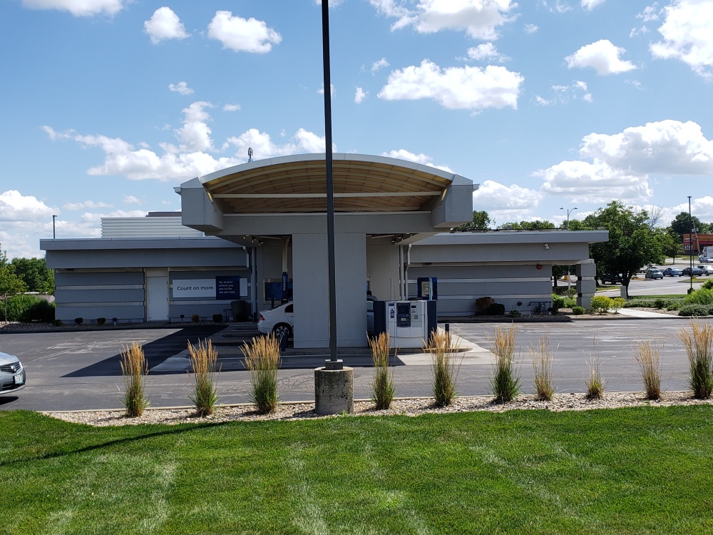 UMB Bank (with drive-thru services) 01