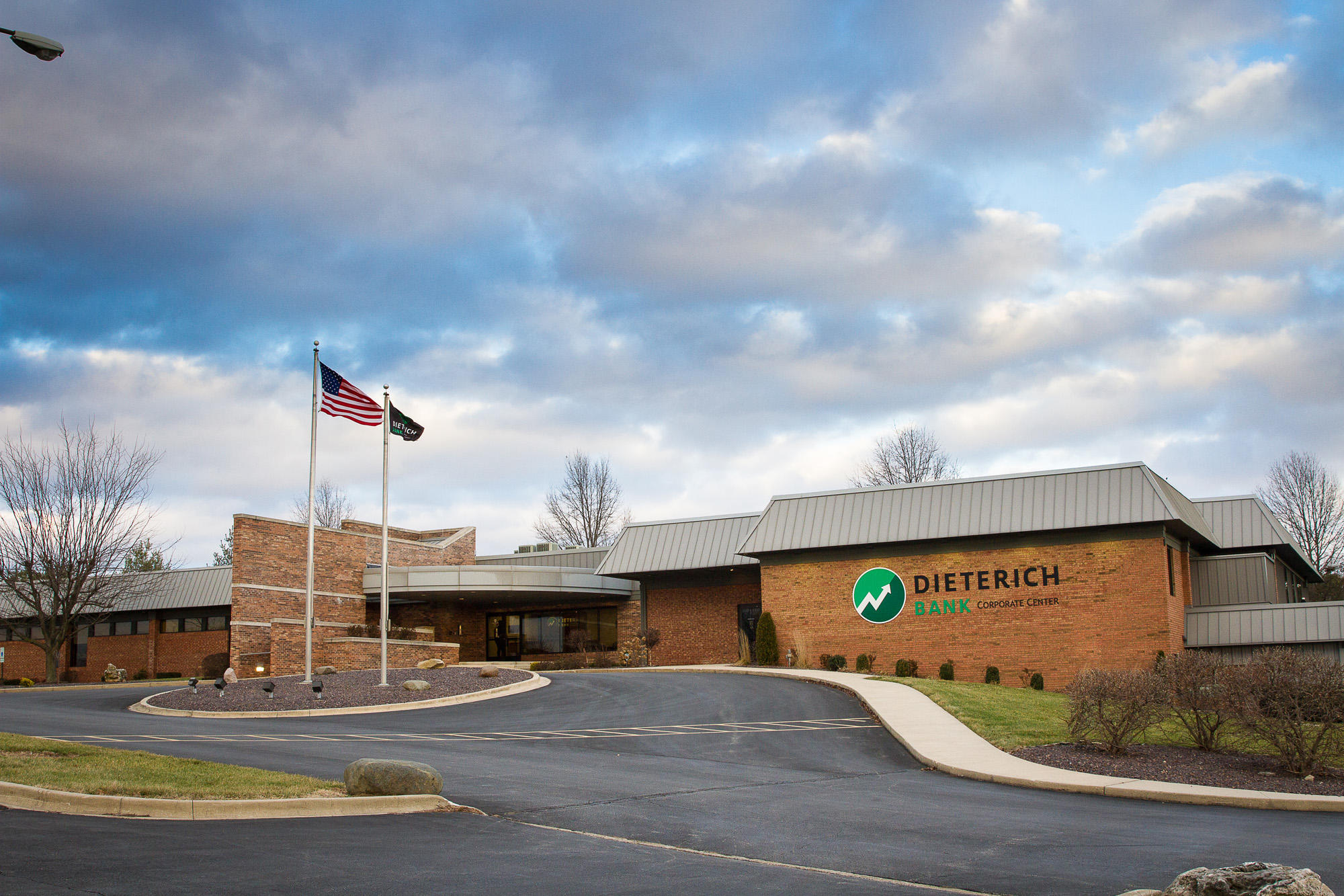 Dieterich Bank (Corporate Center) 01