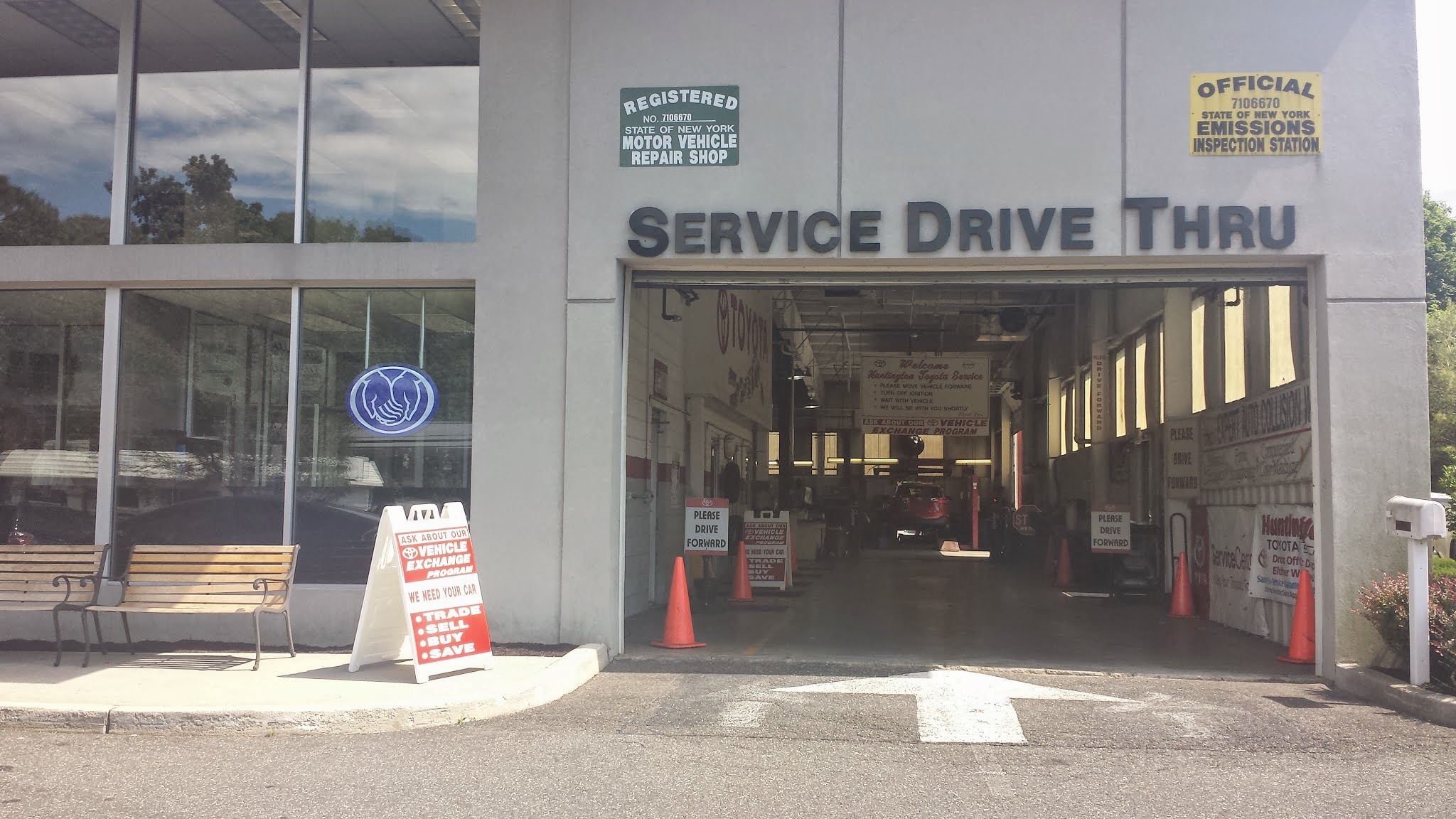 Empire Toyota of Huntington Service & Parts 01