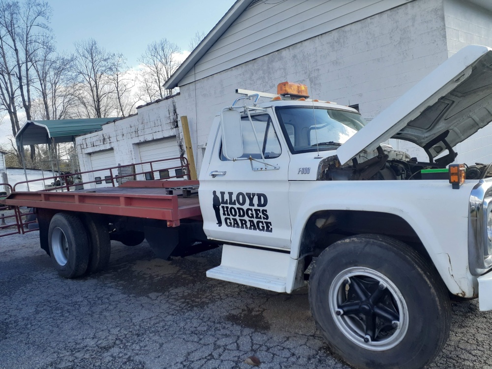 TNT Auto Salvage at Lloyd Hodges Garage 01