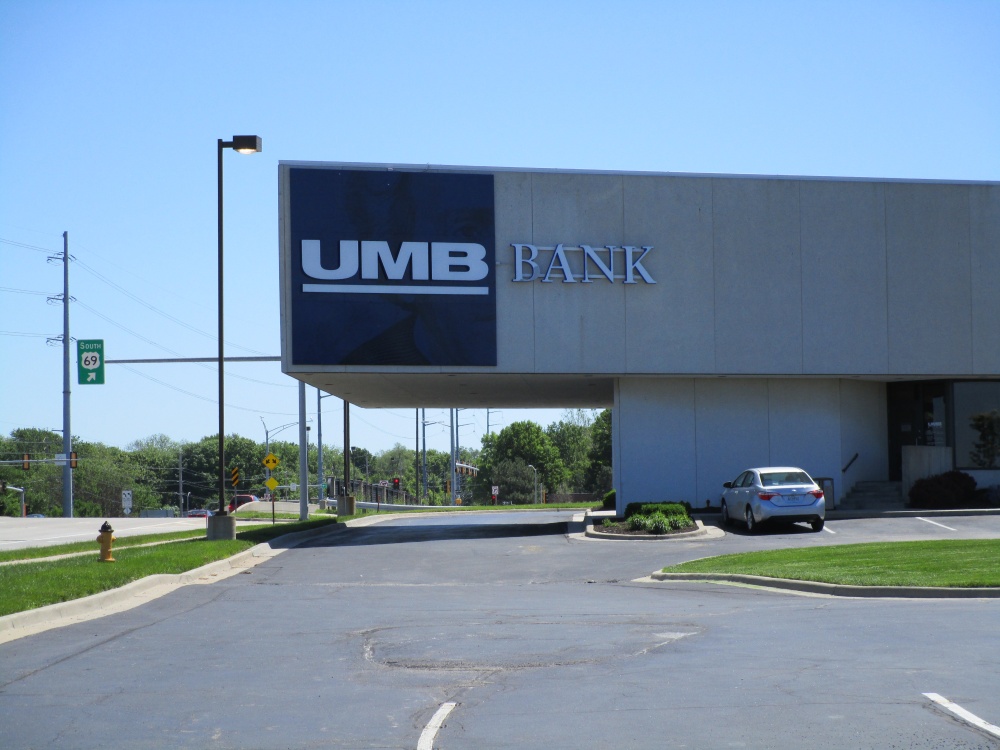 UMB Bank (with drive-thru services) 01
