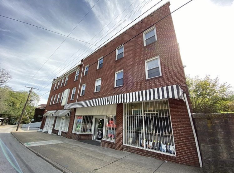 Morgantown's Cashland Pawn Shop 01