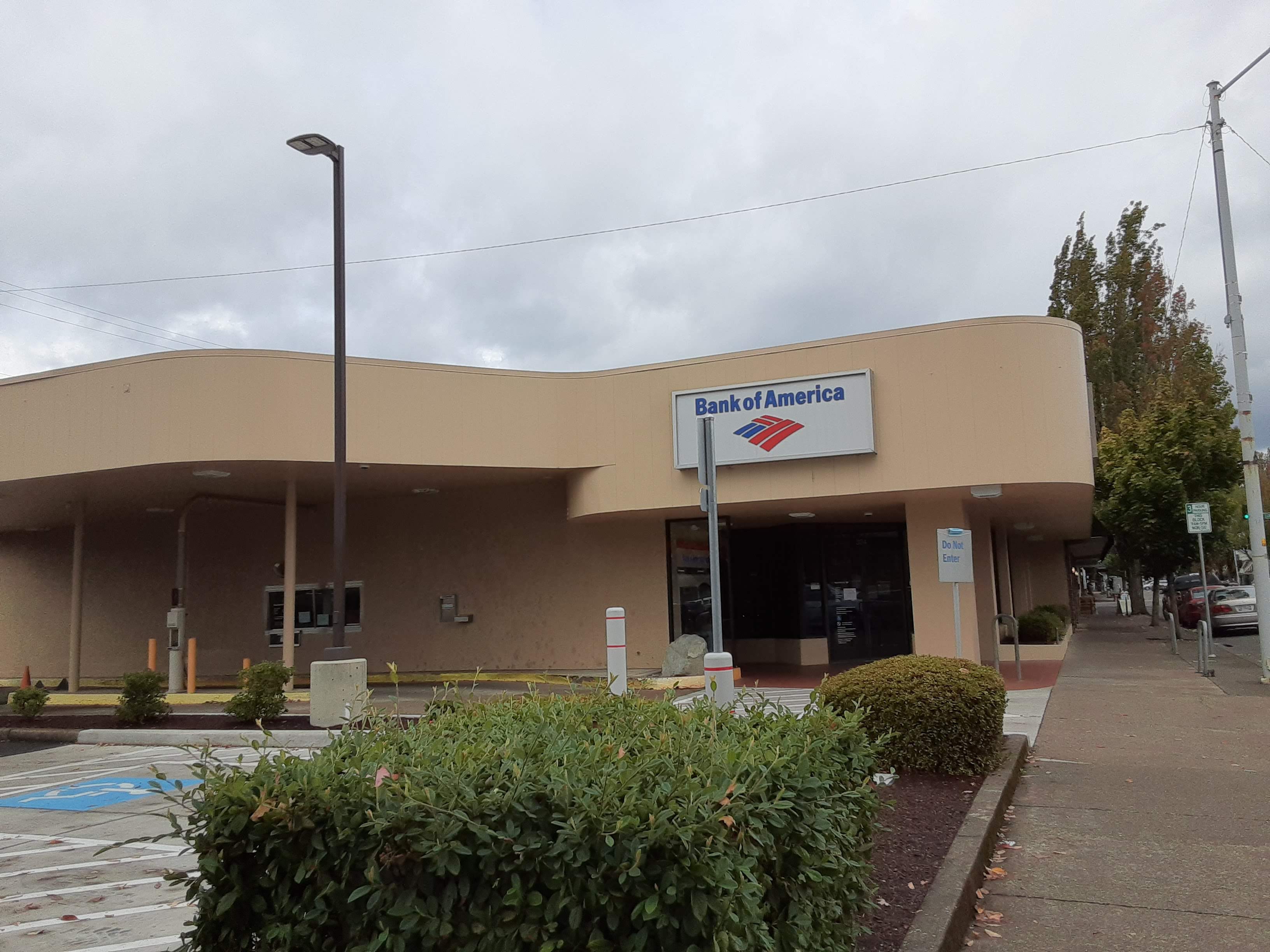 Bank of America (with Drive-thru services) 01