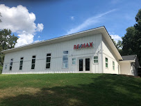 RE/MAX Agents Realty 01