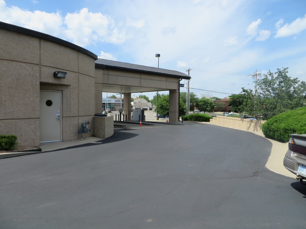 UMB Bank (with drive-thru services) 01