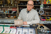 Elliott Salter Pawnshop 02