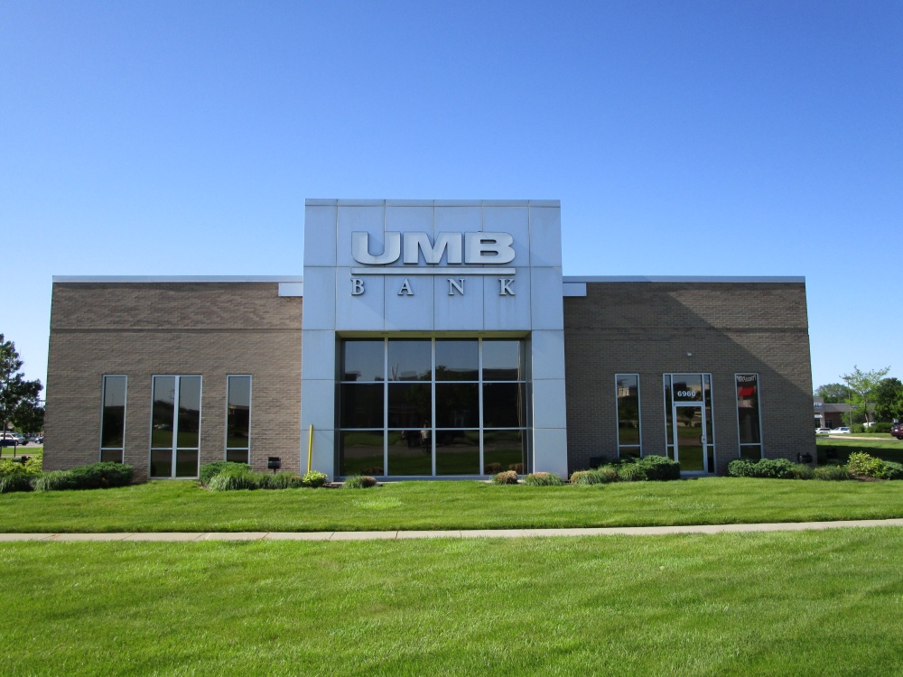 UMB Bank (with drive-thru services) 01