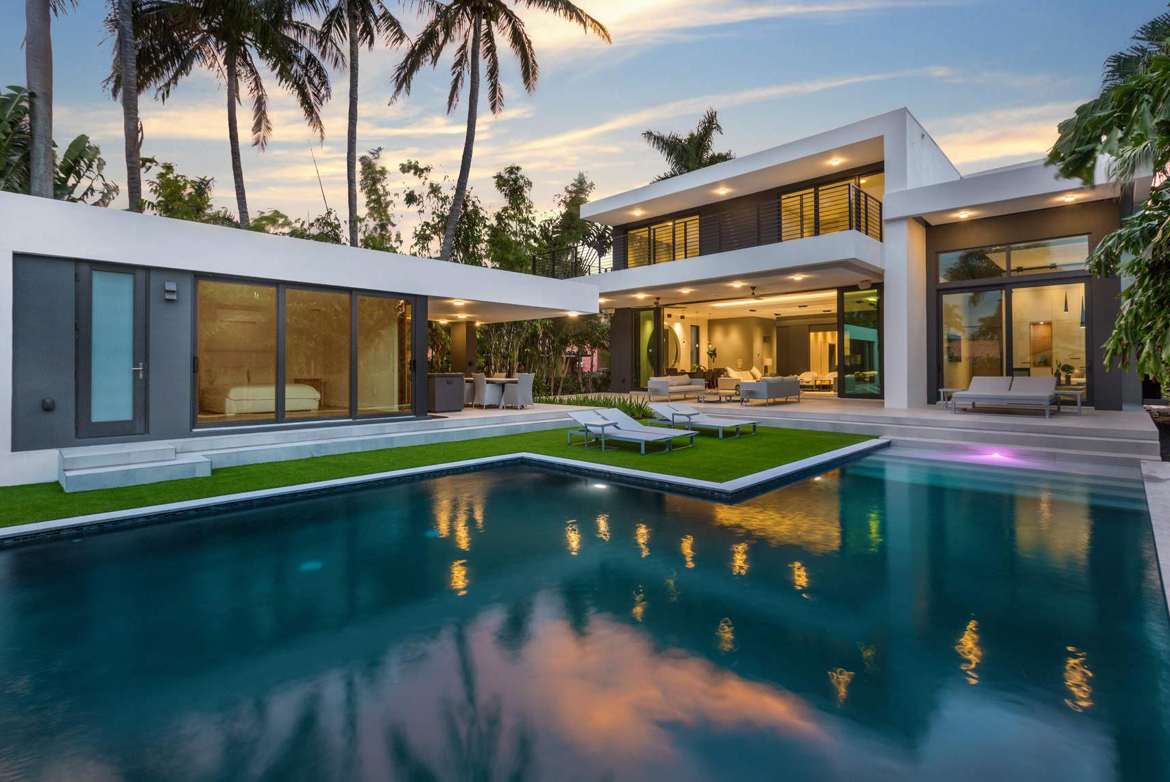 Alexandra Rojas - Douglas Elliman Real Estate Agent 01