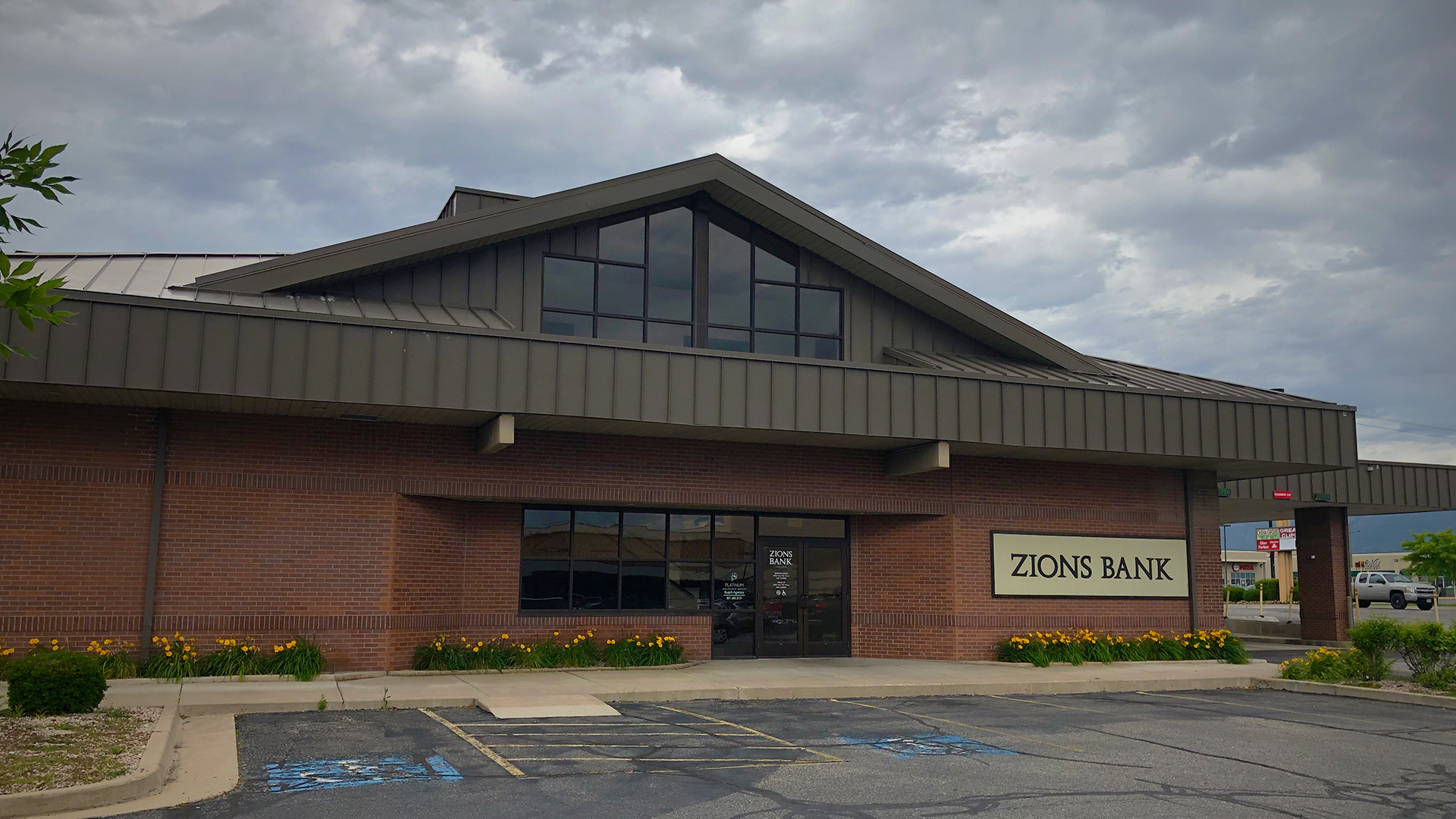Zions Bank Syracuse 01