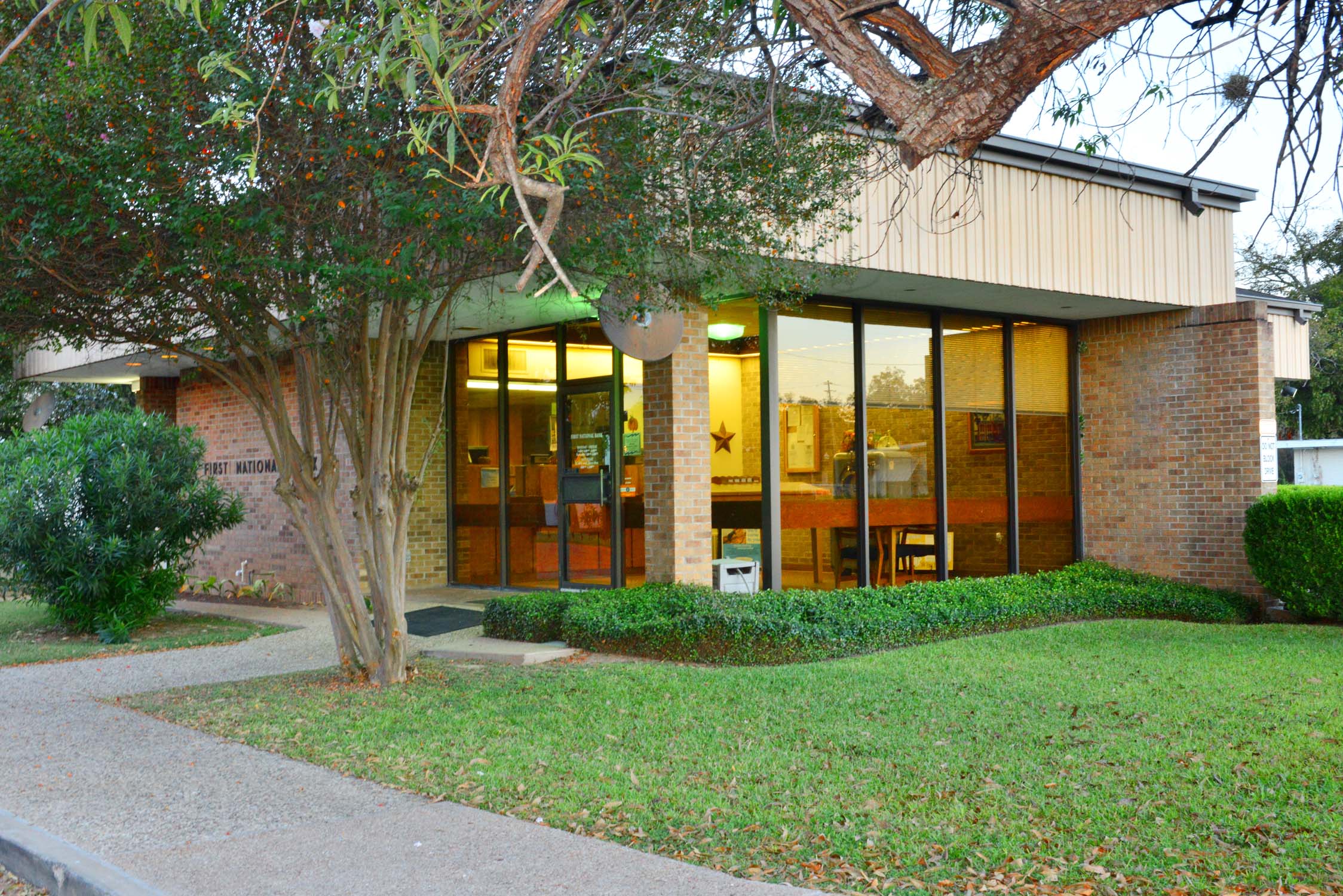 First National Bank of Bastrop: Downtown Drive-Thru 01