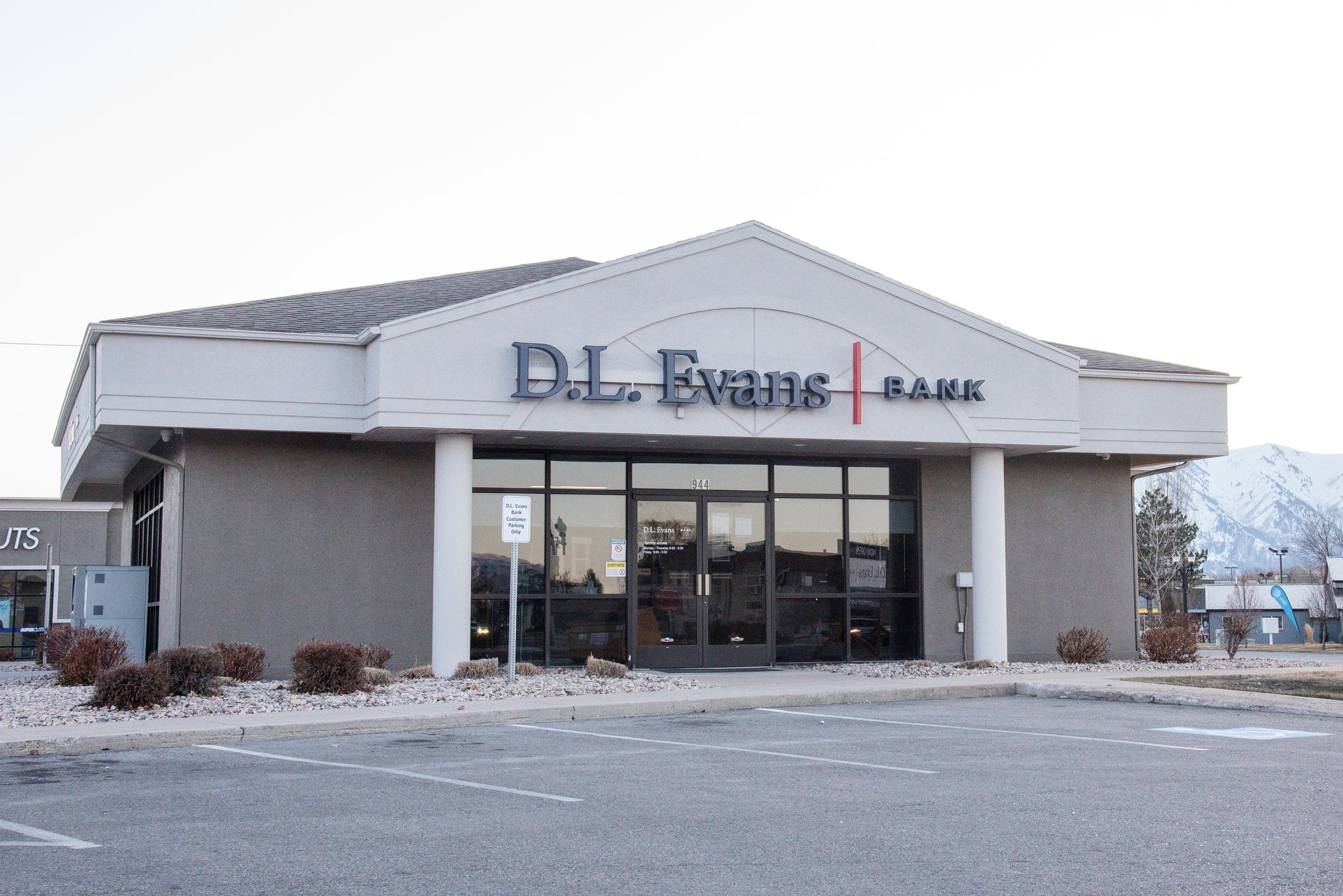 D.L. Evans Bank 01