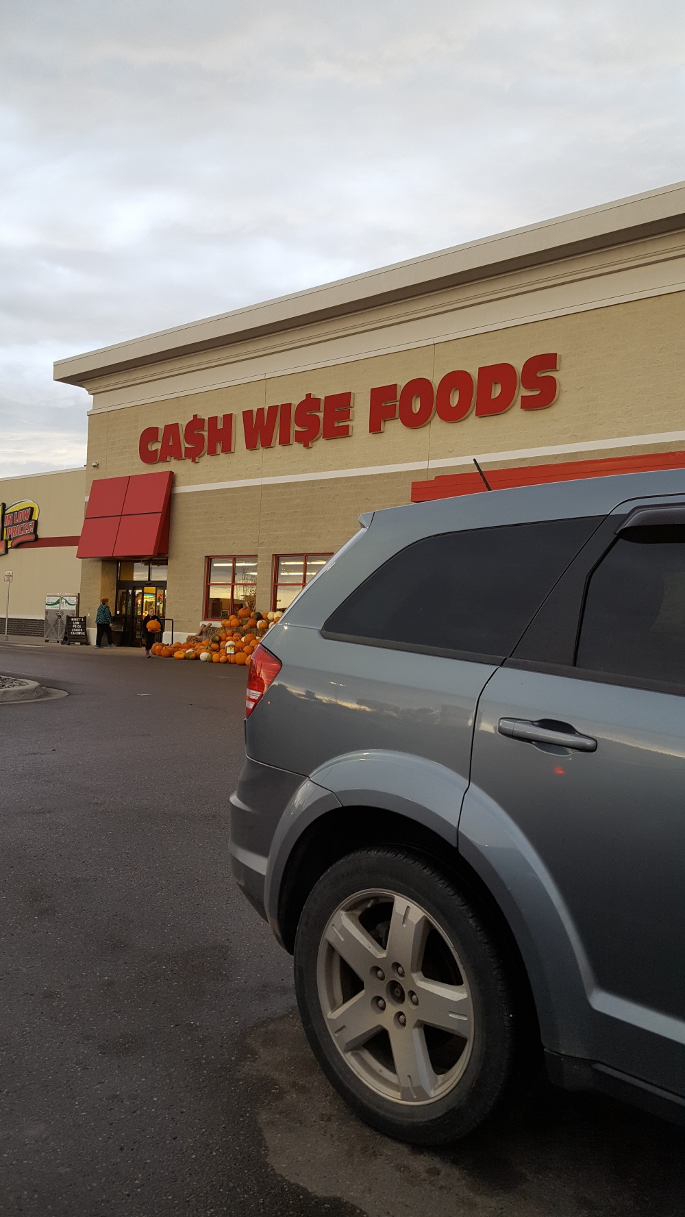 Cash Wise Foods Grocery Store Minot 01