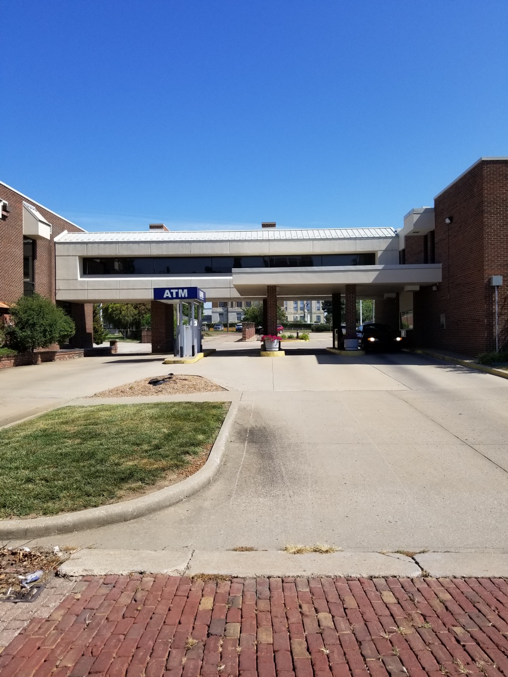 UMB Bank (with drive-thru services) 01