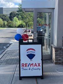 RE/MAX Town & Country 03