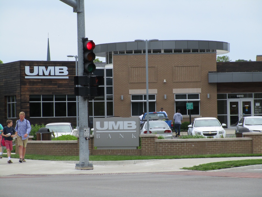 UMB Bank (with drive-thru services) 01