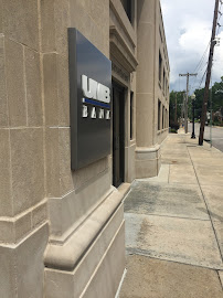 UMB Bank (with drive-thru services) 04