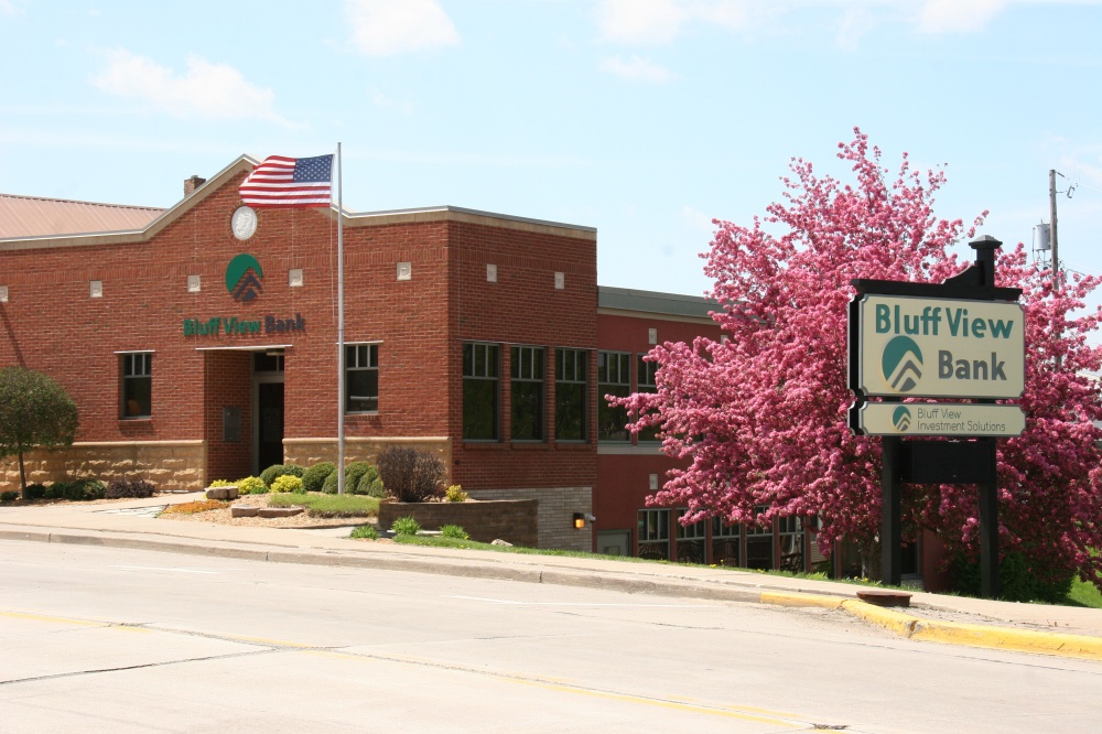 Bluff View Bank 01