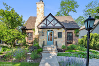 Kathryn Pinto at COMPASS | Chicago Western Suburbs Real Estate Agent 02