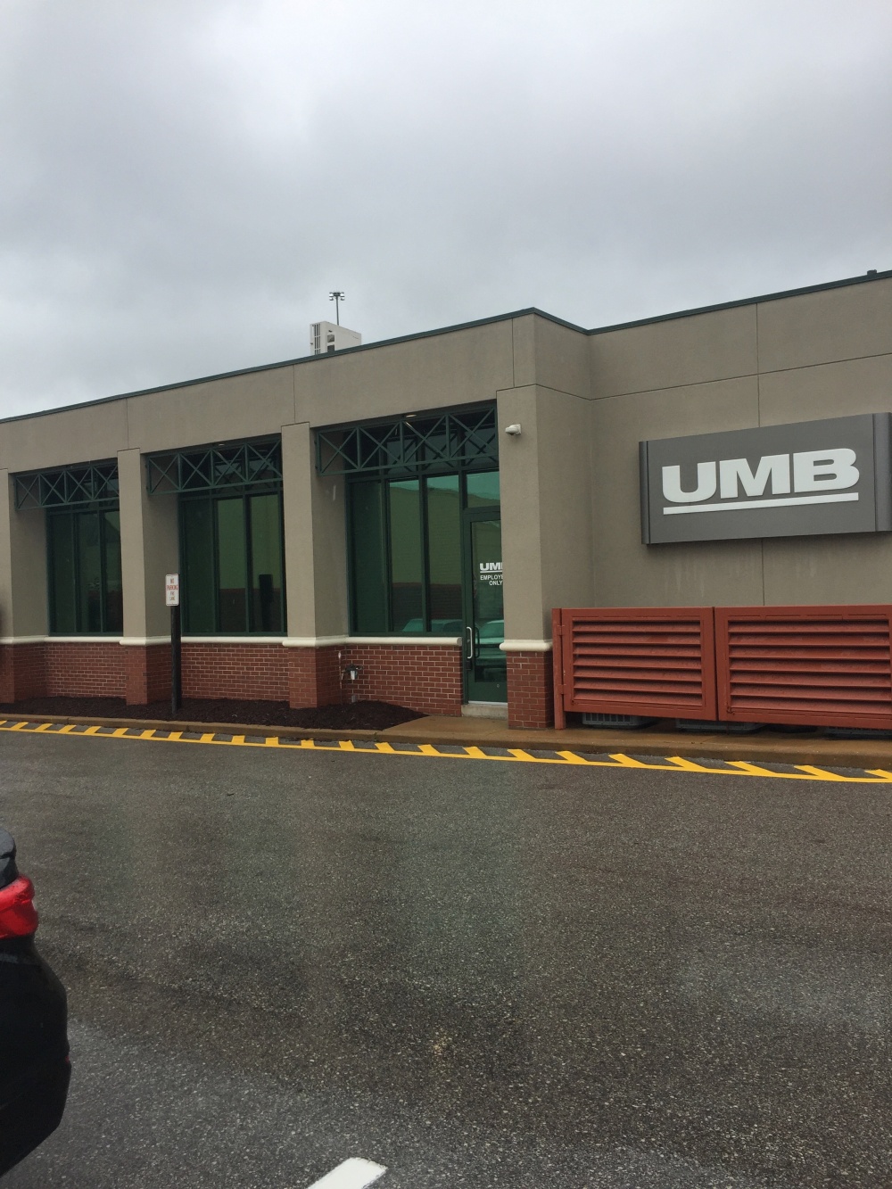 UMB Bank (with drive-thru services) 01