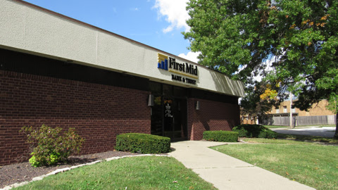 First Mid Bank & Trust Mattoon Drives 01