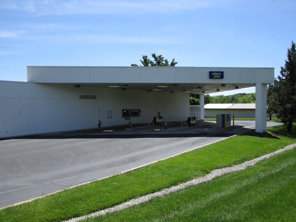 UMB Bank (with drive-thru services) 01