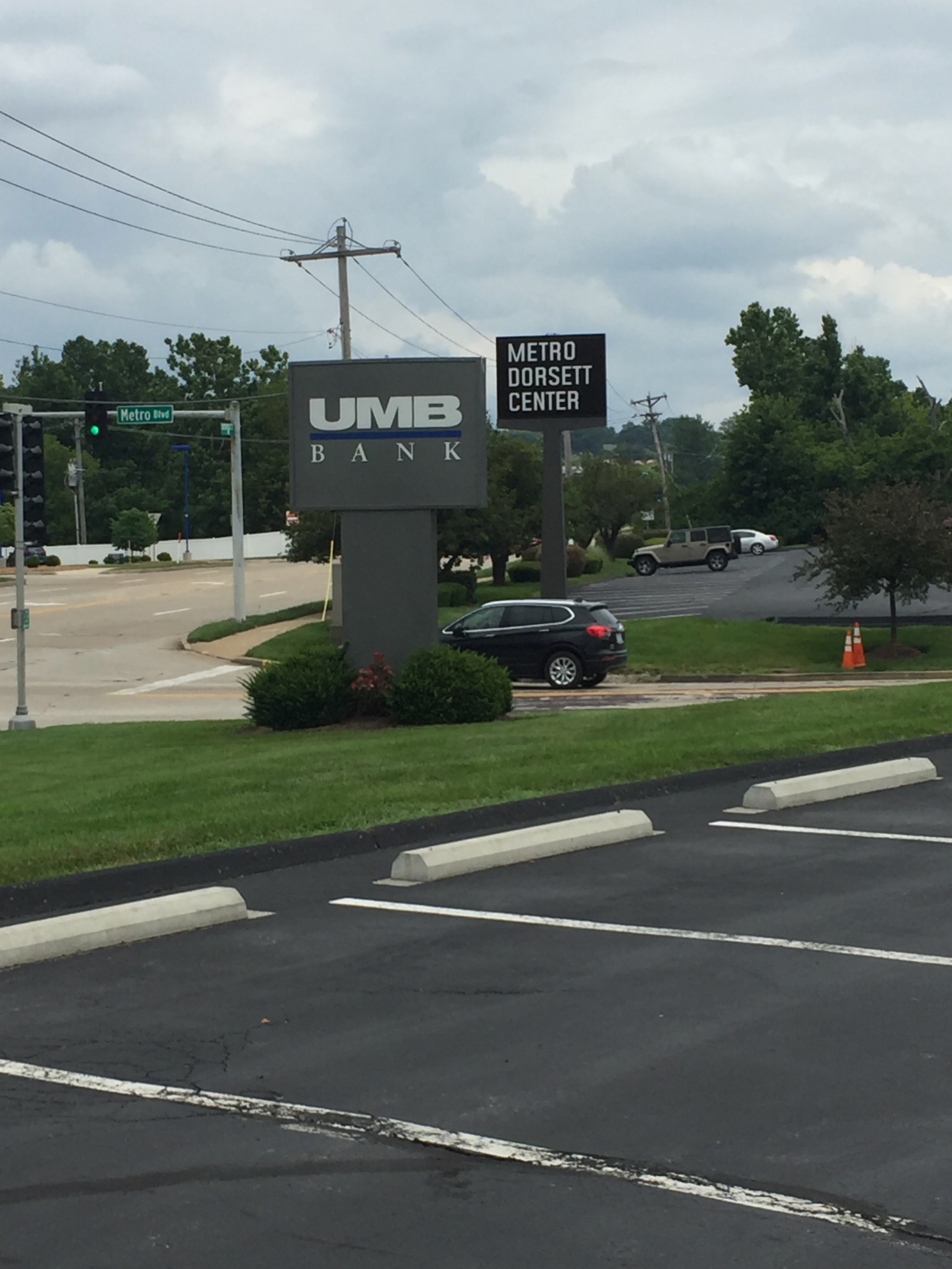 UMB Bank (with drive-thru services) 01