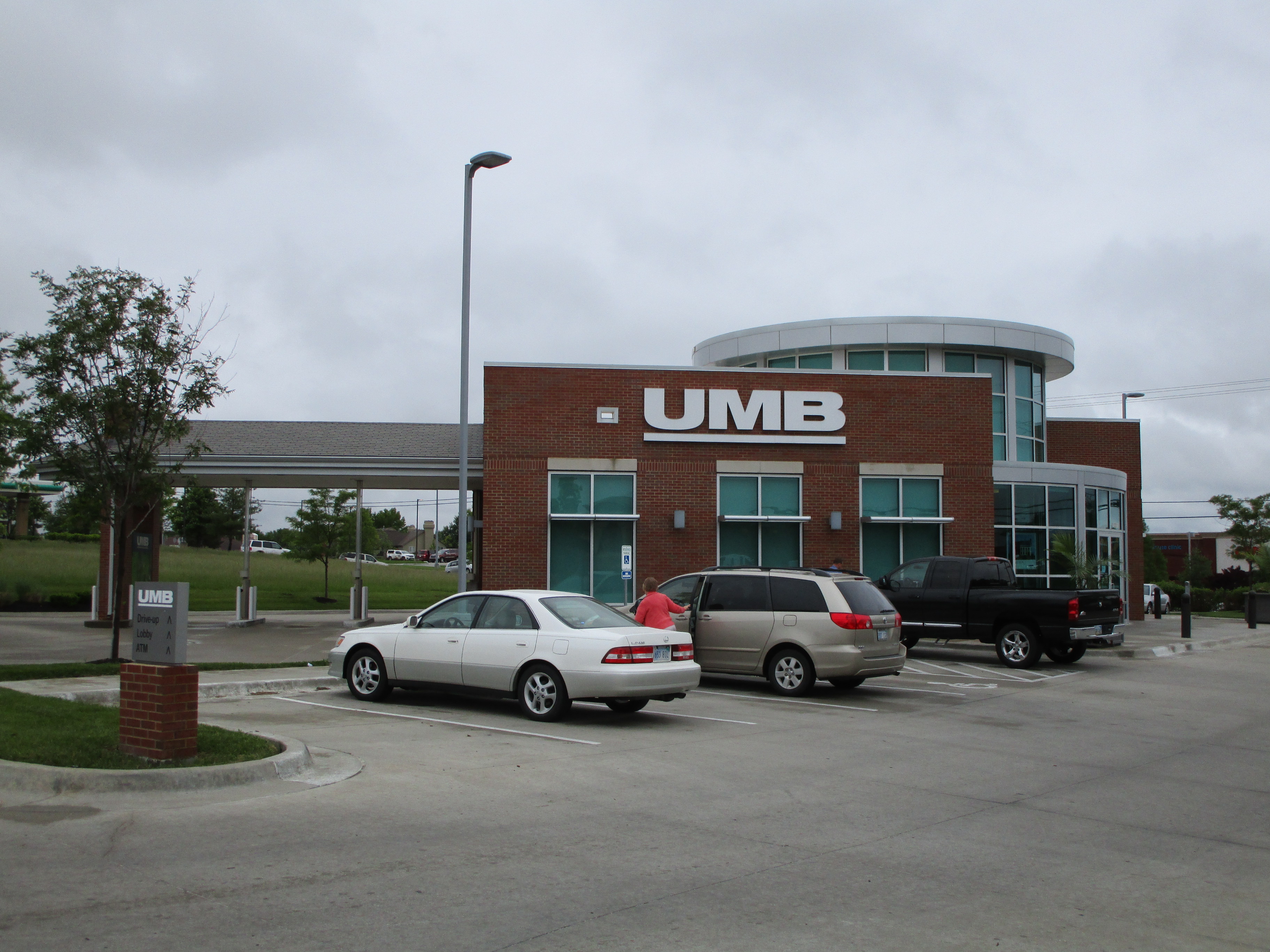UMB Bank (with drive-thru services) 01