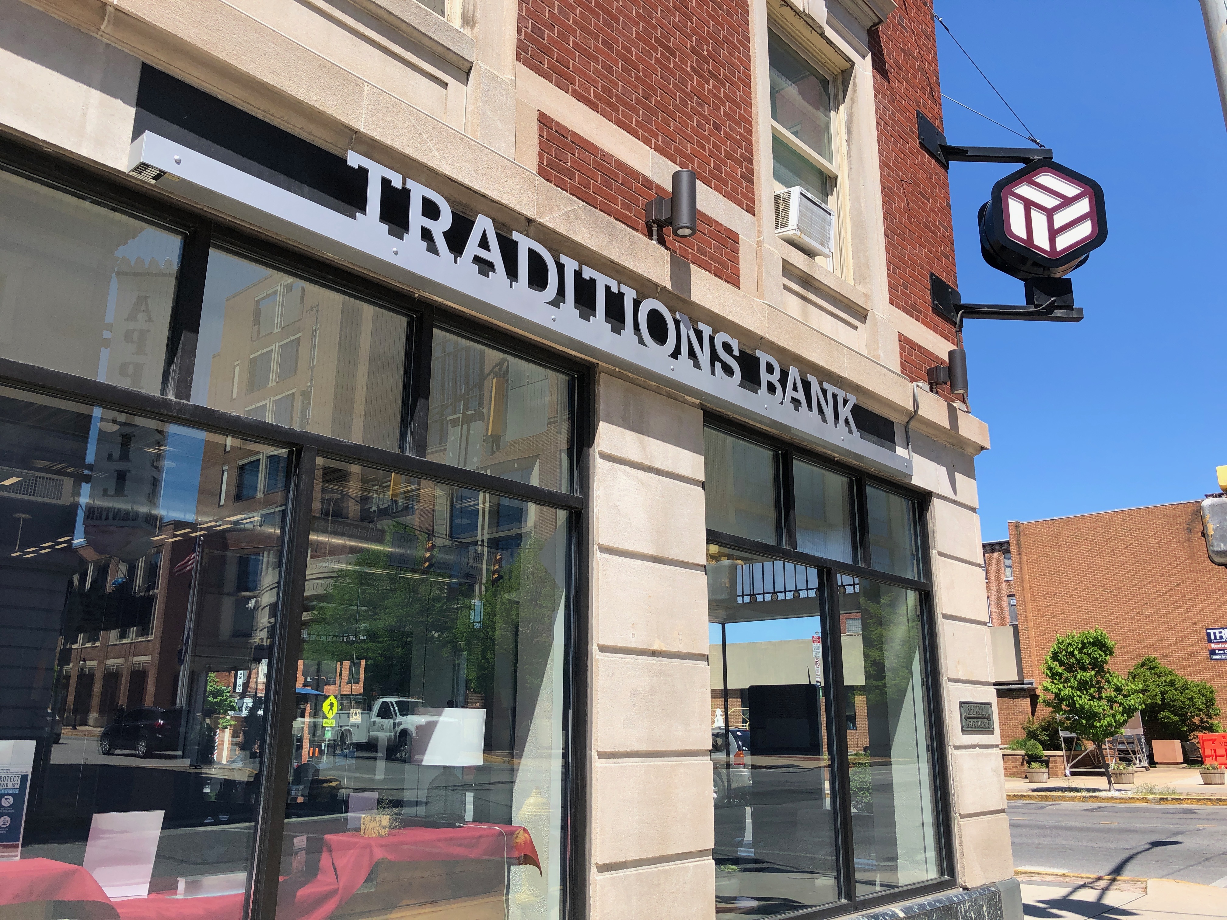 Traditions Bank 01