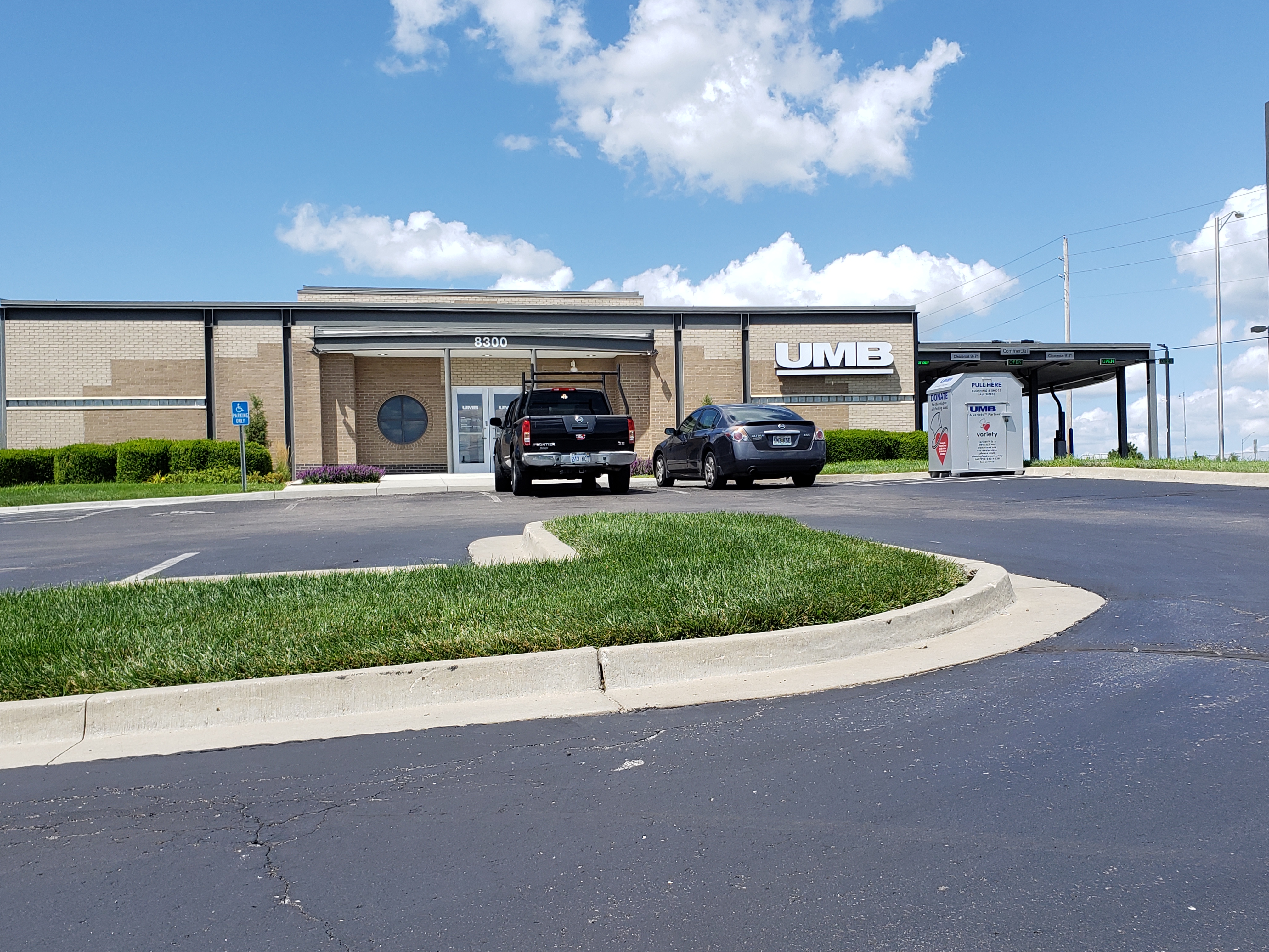 UMB Bank (with drive-thru services) 01