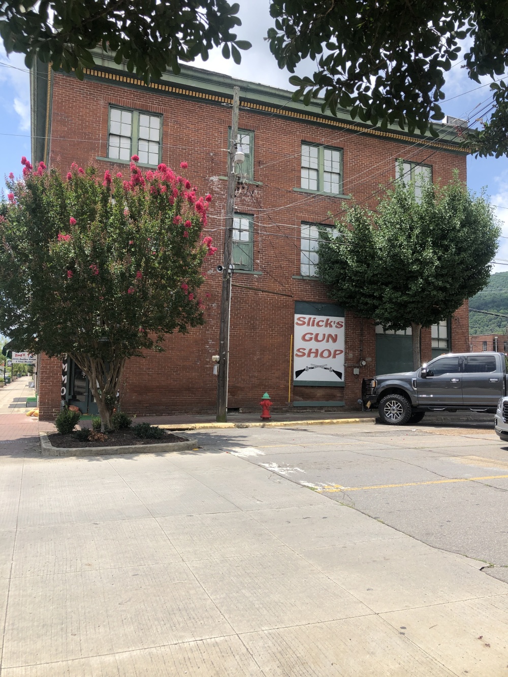 Slick's Gun & Pawn Shop 01