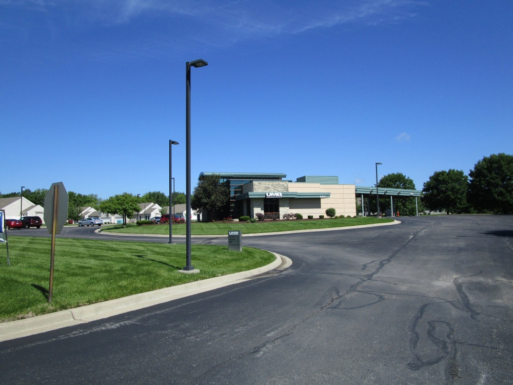 UMB Bank (with drive-thru services) 01