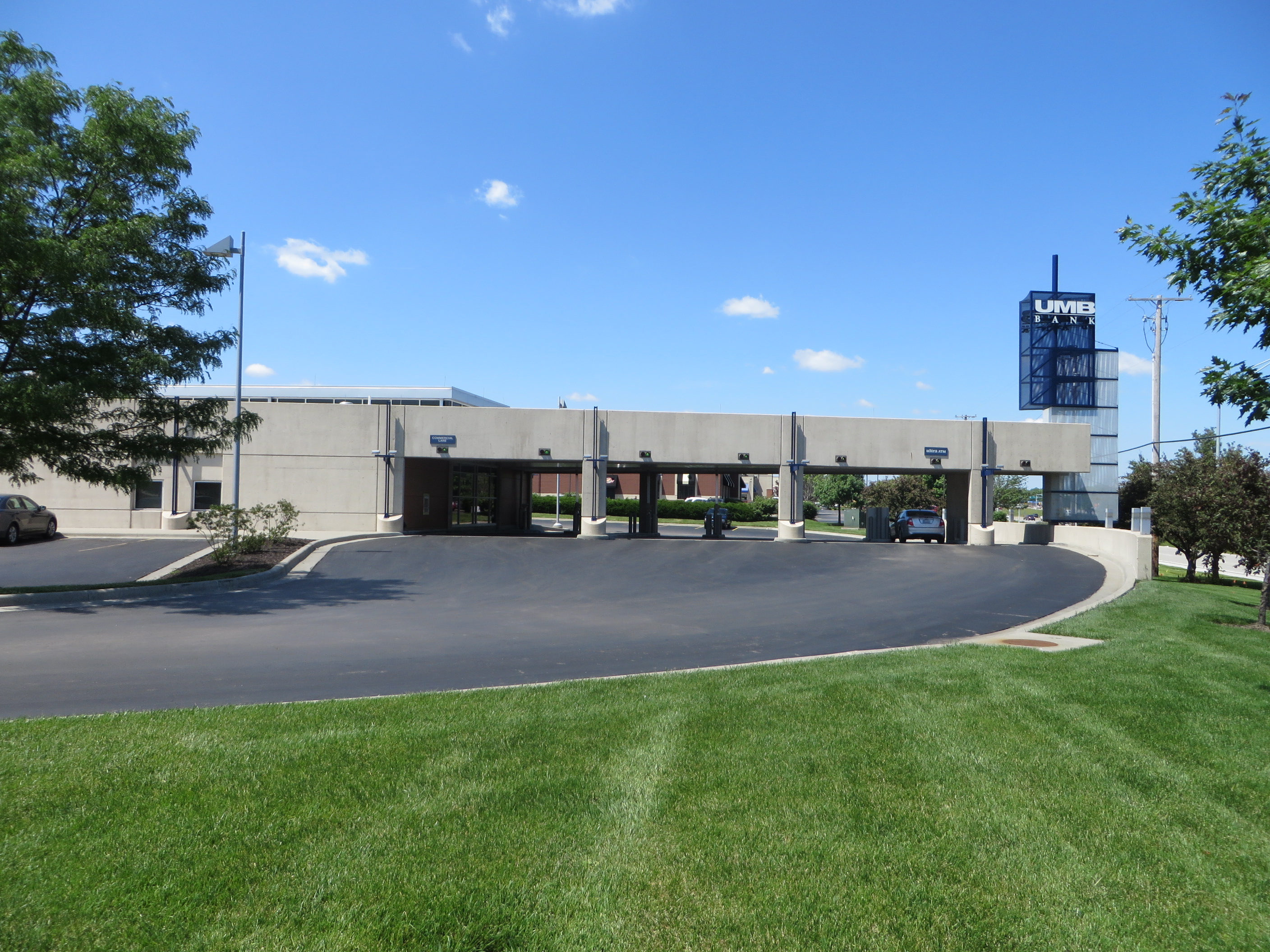 UMB Bank (with drive-thru services) 01