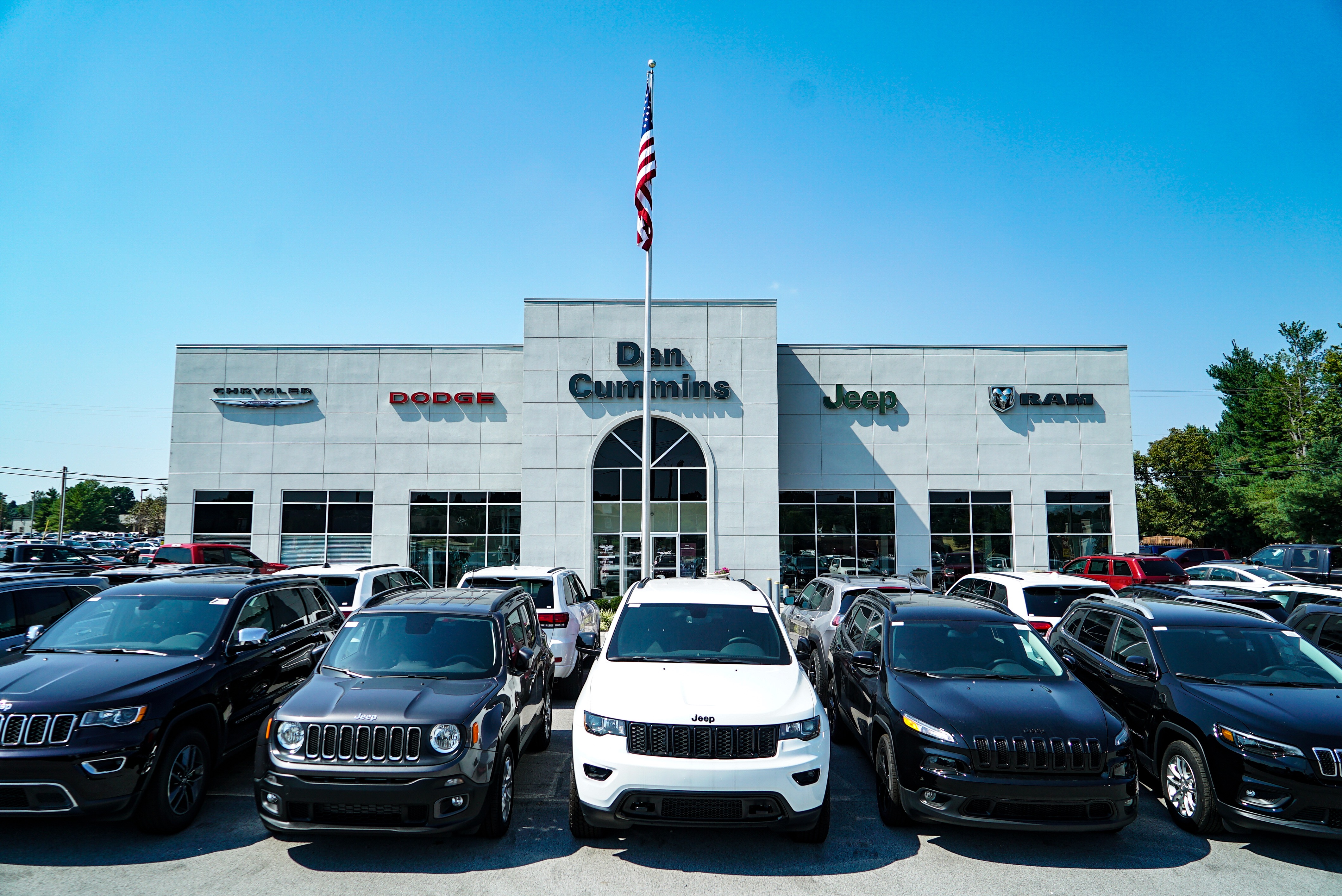 Dan Cummins Chrysler Dodge Jeep RAM of Paris 01