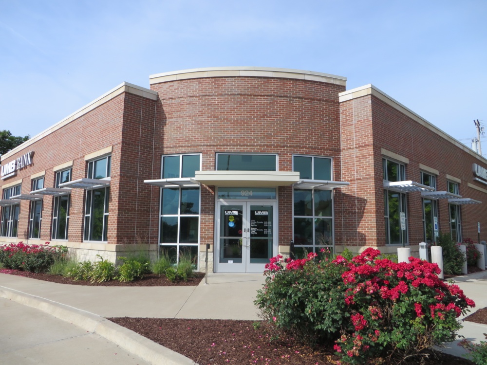 UMB Bank (with drive-thru services) 01