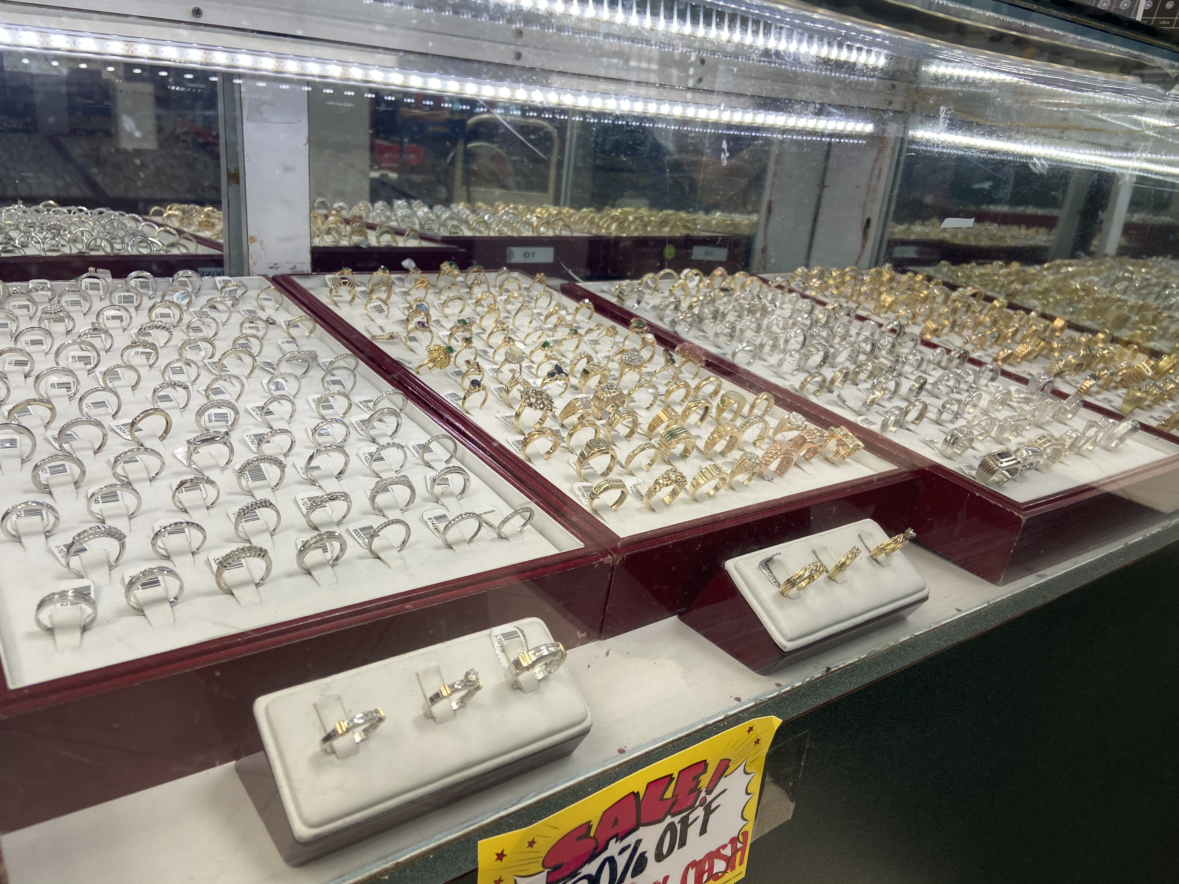 Roberto's Jewelry and Pawn 01