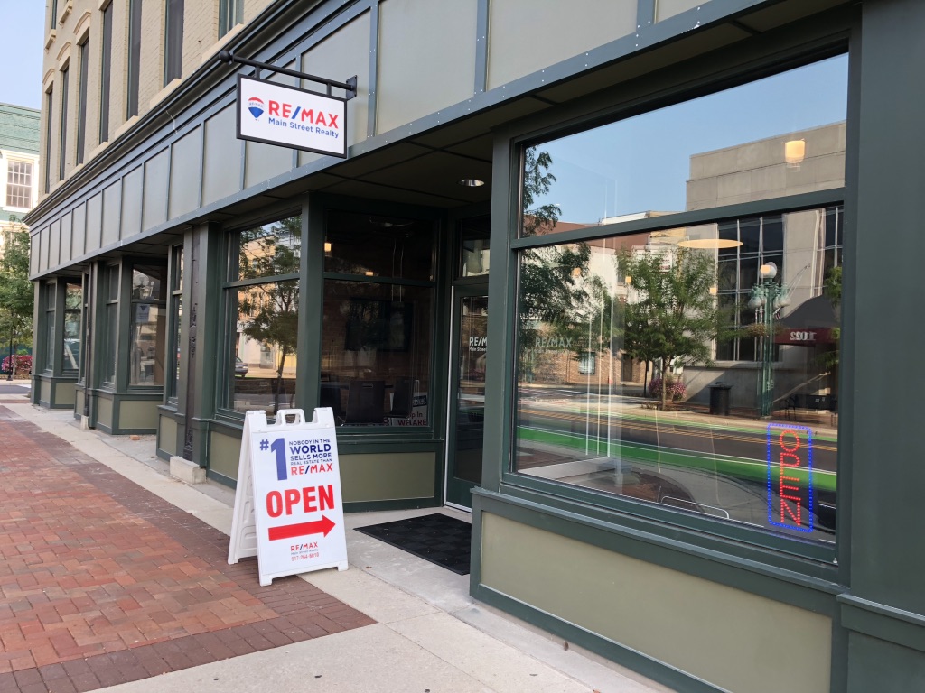RE/MAX Main Street Realty 01