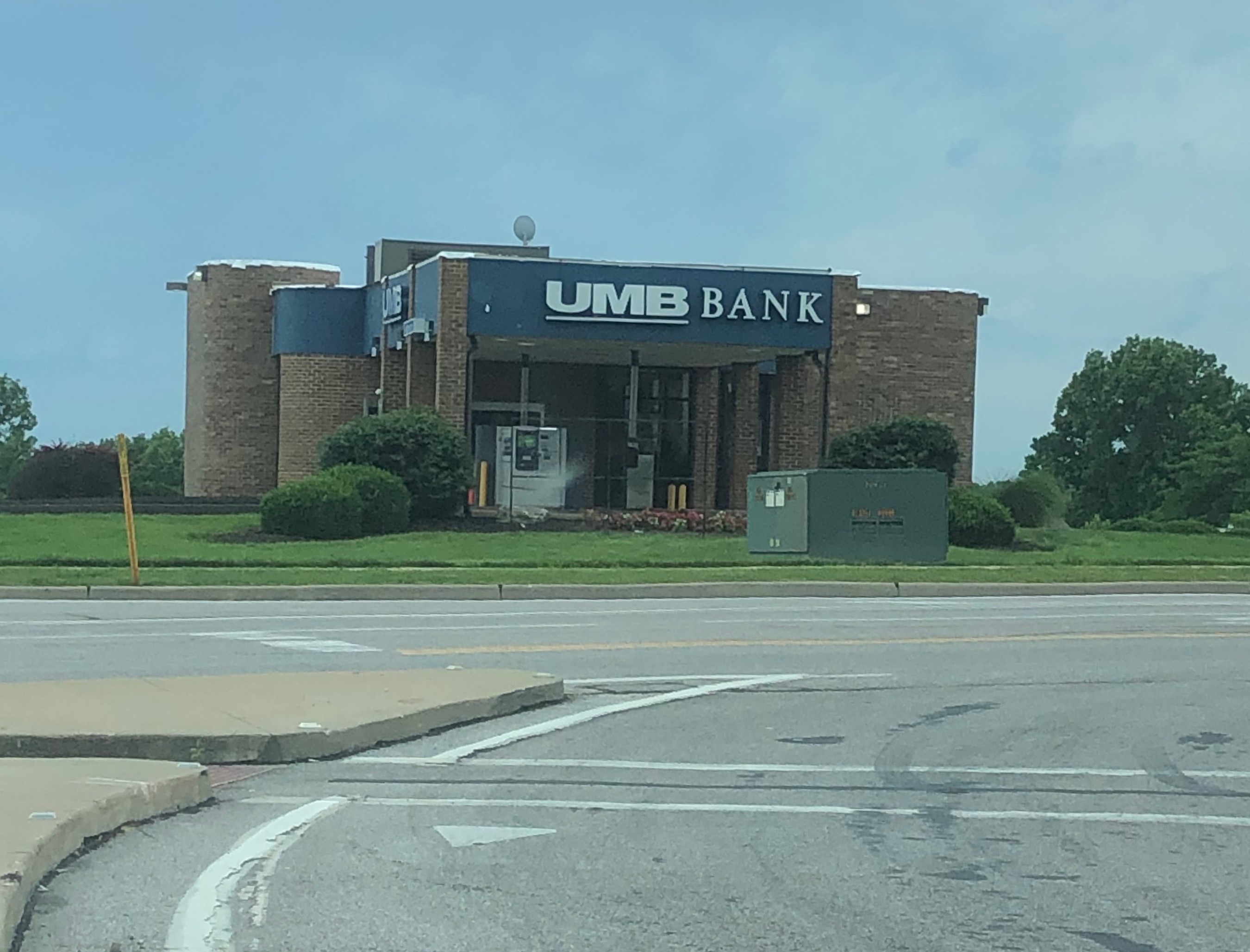 UMB Bank (with drive-thru services) 01