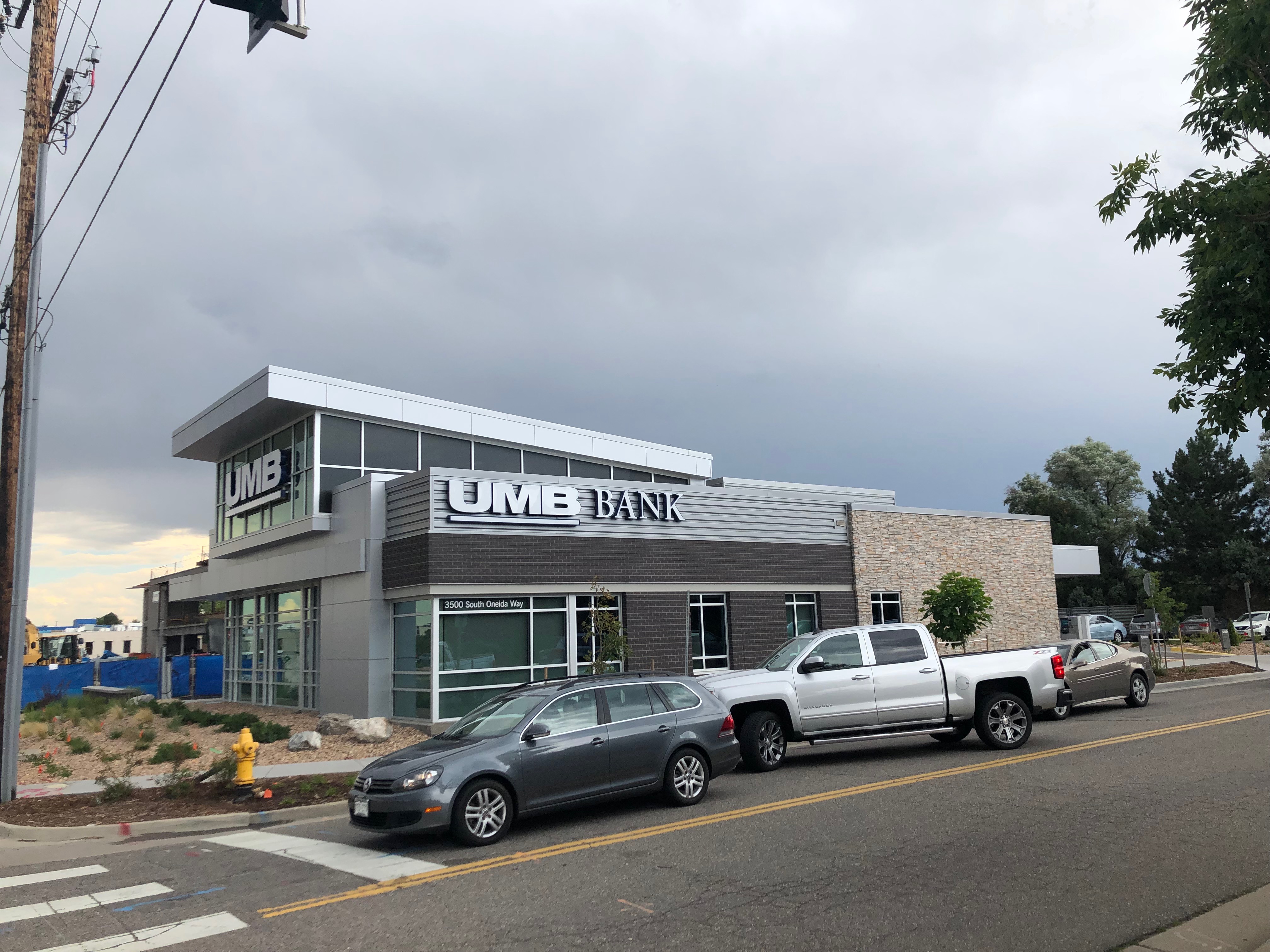 UMB Bank (with drive-thru services) 01