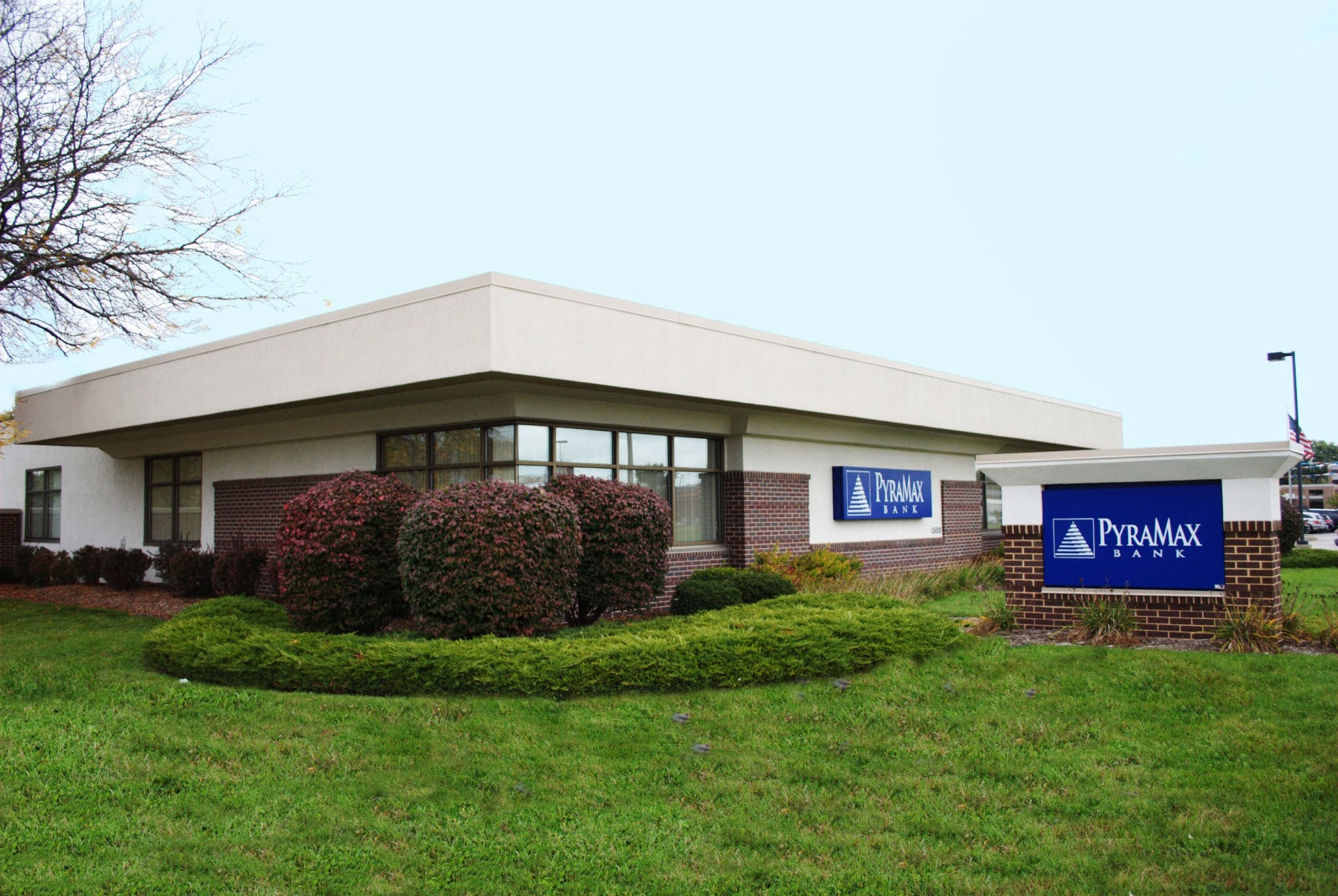 PyraMax Bank 01