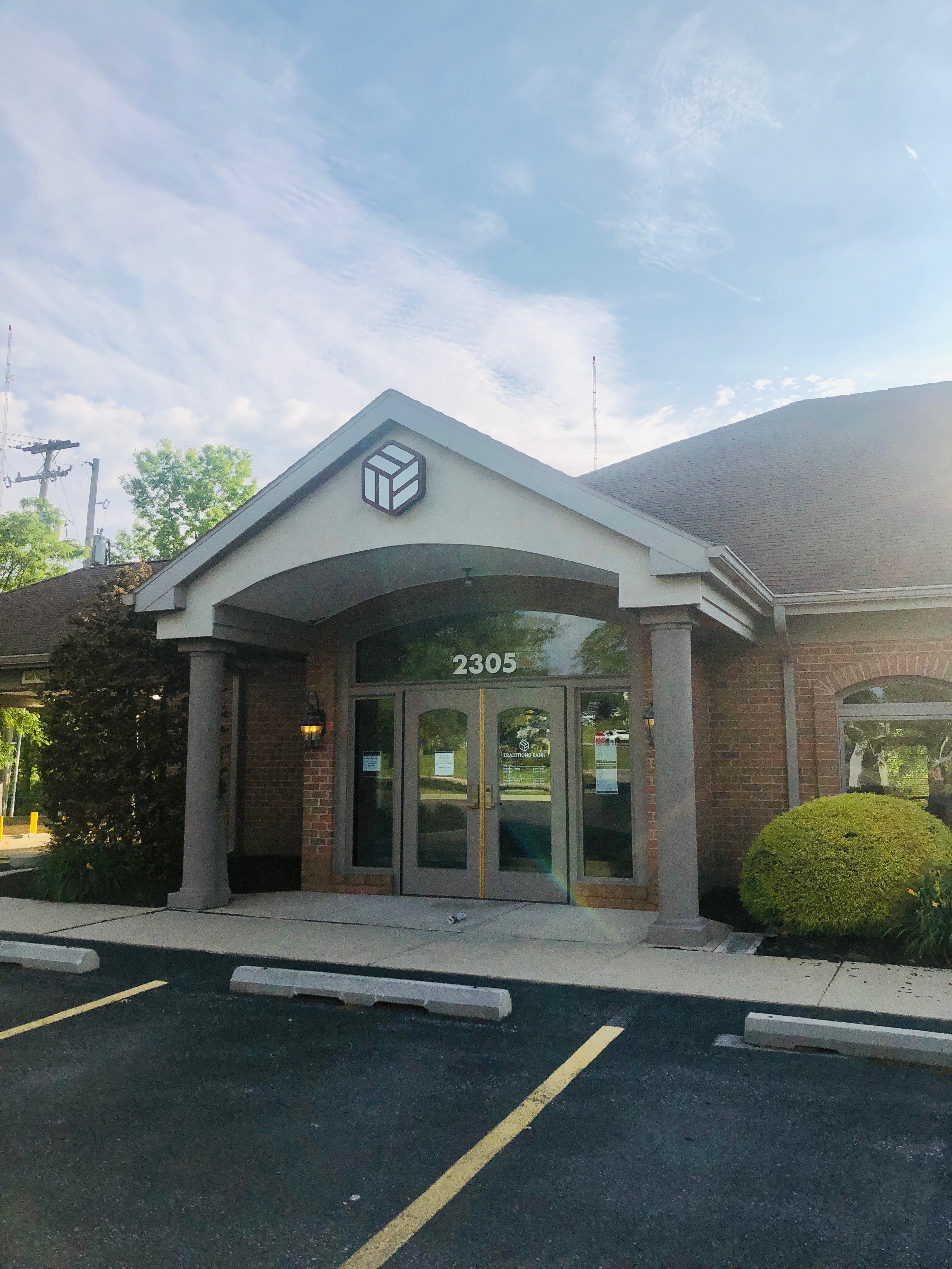 Traditions Bank 01