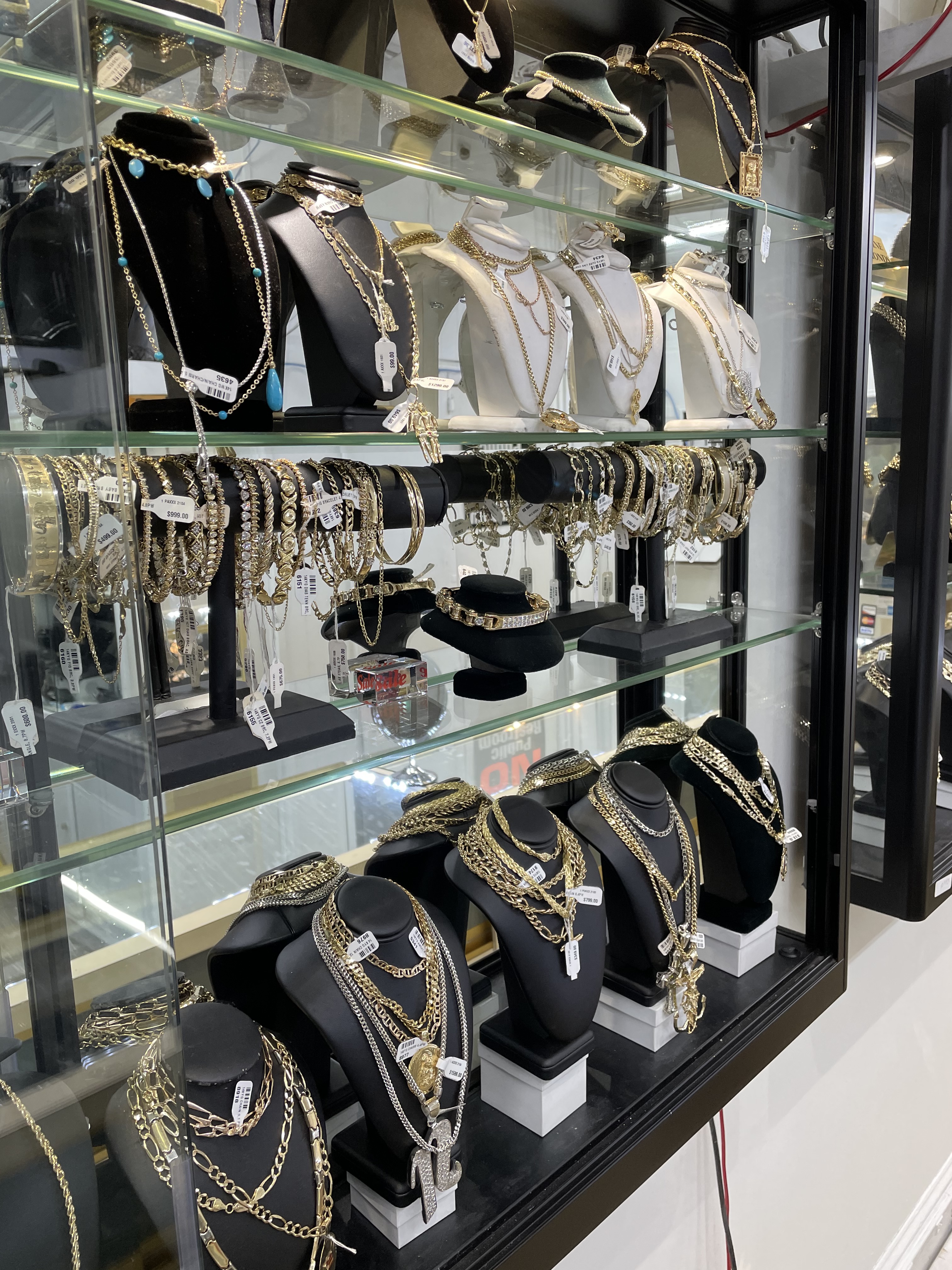 Front Street Sales Outlet 01