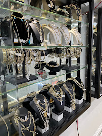Front Street Sales Outlet 01
