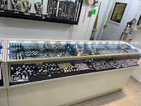 Front Street Sales Outlet 04